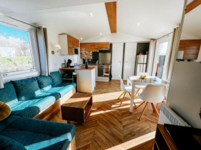 De Strandhoed Renesse, new & luxe chalet with garden en close to centrum & beach!